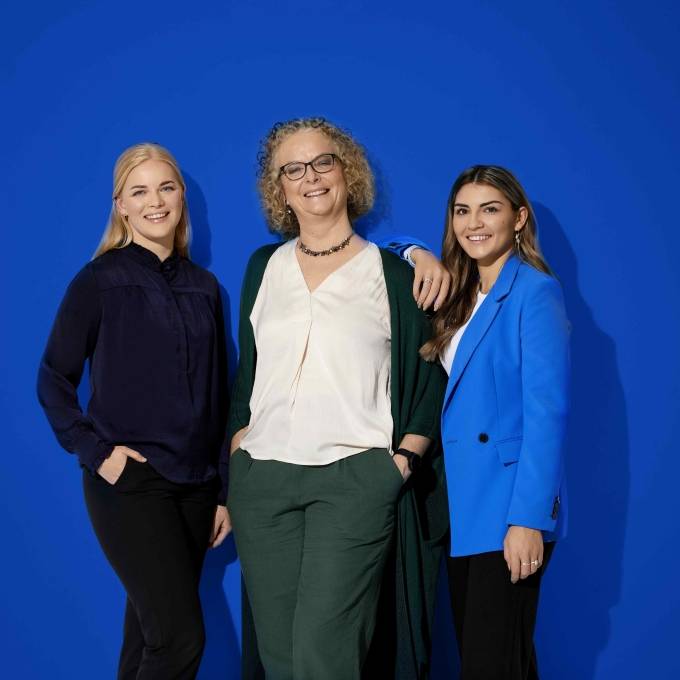 2023_HQ_portræt_gruppe_3_blå_updated_Onebrand