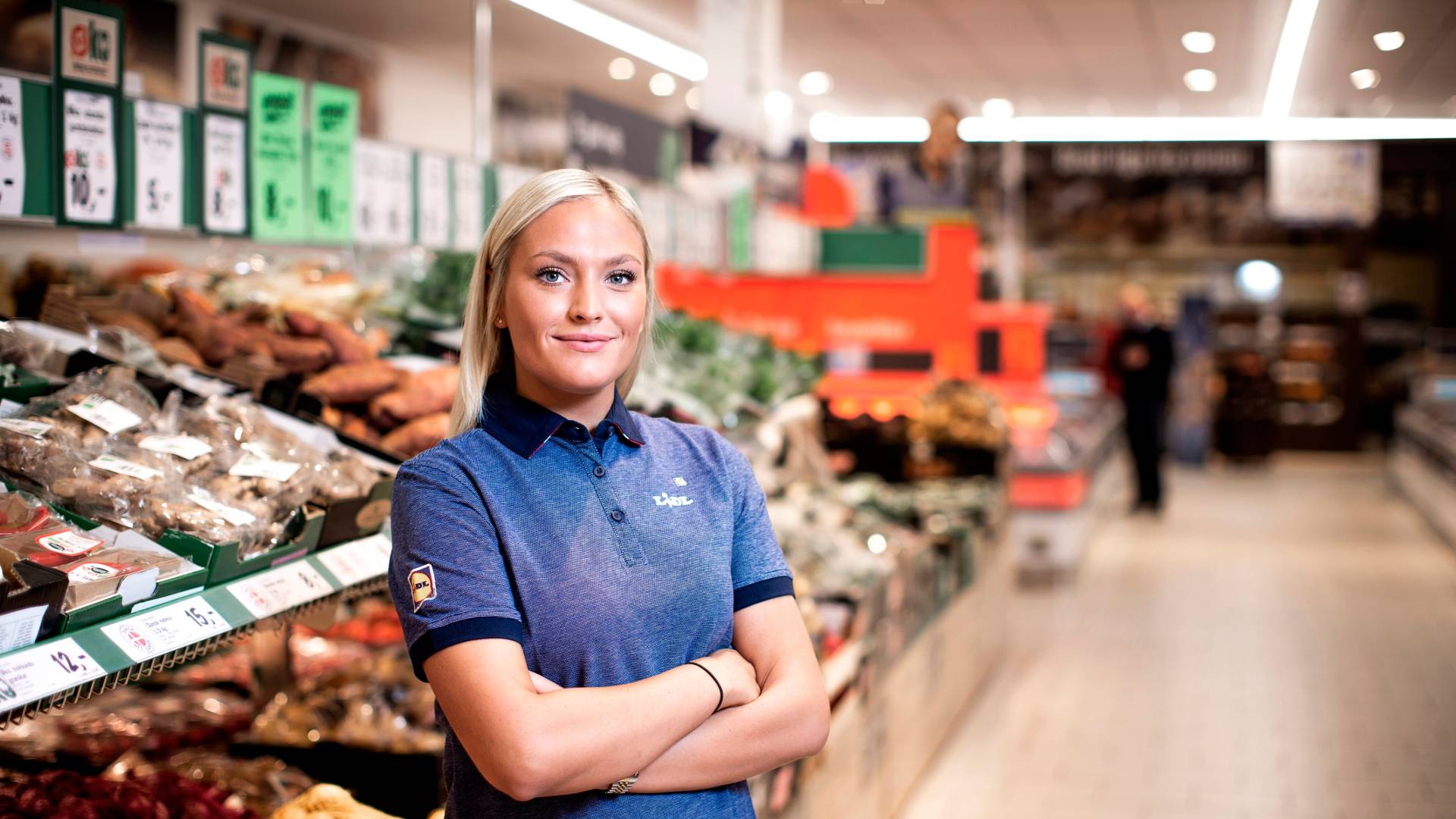 Elev står foran frugtafdeling