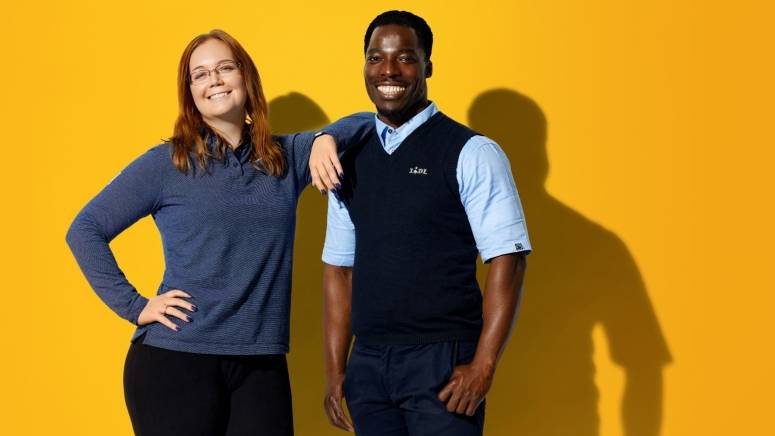 2023_butik_portræt_to-personer_gul