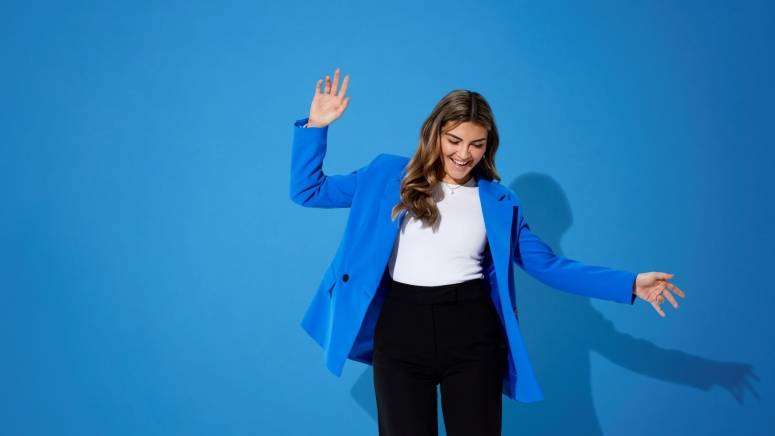 2023_HQ_portræt_irma_hop_blå