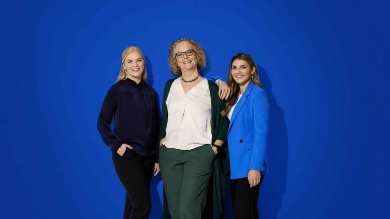 2023_HQ_portræt_gruppe_3_blå_updated_Onebrand