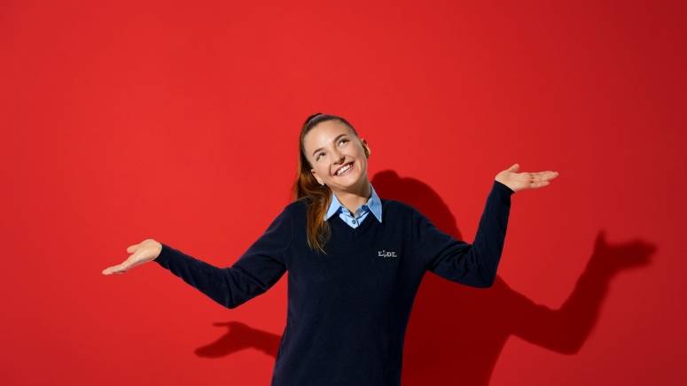 2023_butik_portræt_rød_måske