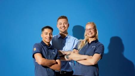 2023_butik_portræt_gruppe_3_blå_arme